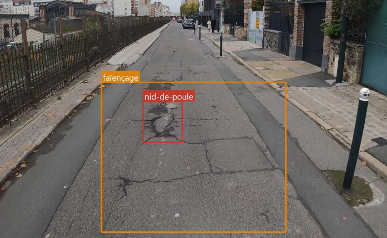 Chaussée : un nid-de-poule entouré en rouge à l'intérieur d'une zone de faïençage entourée en orange.