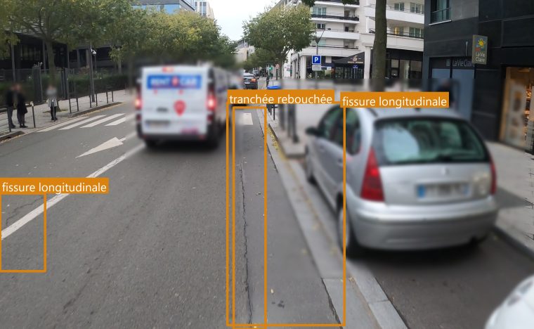 Chaussée : tranchée rebouchée et fissure longitudinale entourées et étiquetées.